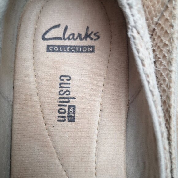 Clarks Ladies Size 7 Tan Snakeskin Faux Leather Brown Sole Flats - Picture 3 of 10